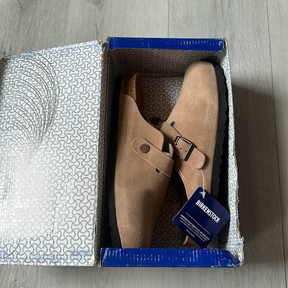 Birkenstock Boston Soft Footbed
Suede Leather beige size M10 NWT in box - Picture 11 of 15